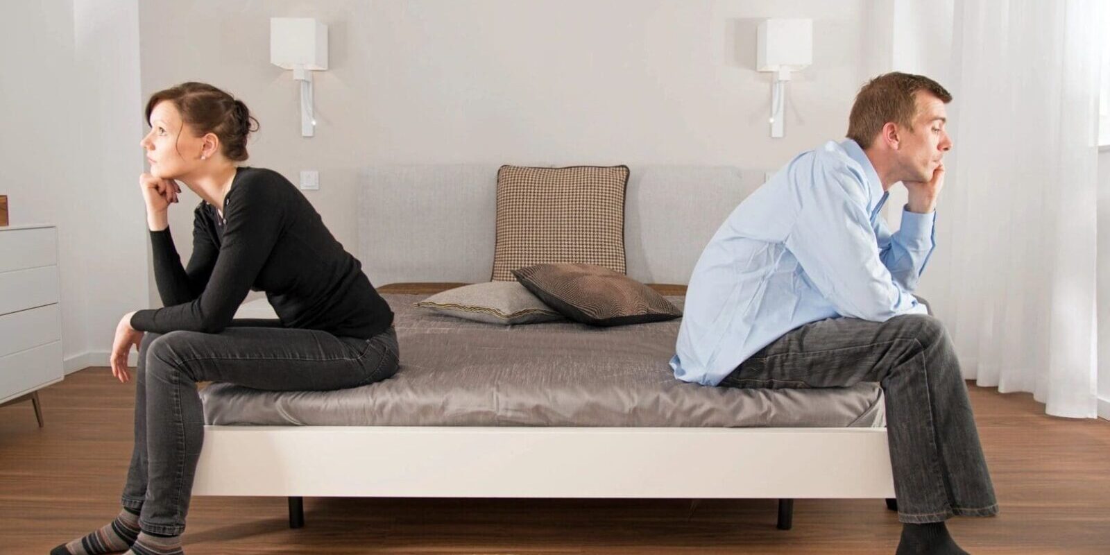 qtq80-9xWv2T A man and woman sitting on the bed