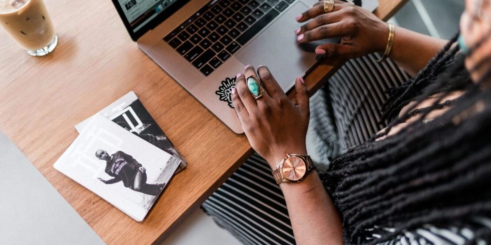 qtq80-Xiwit2 A person sitting at a table with a laptop